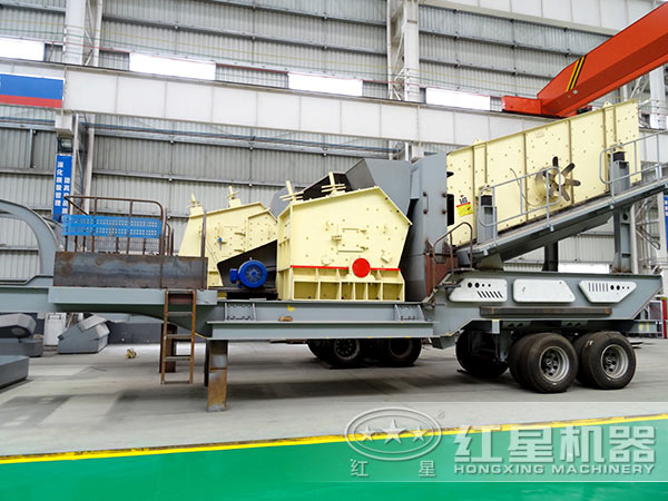 車載移動(dòng)破碎機(jī)生產(chǎn)車間，搭載反擊式破碎機(jī)