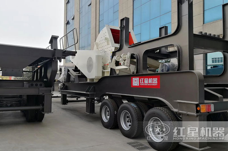 移動錘式破碎機發(fā)貨，移動靈活，轉(zhuǎn)場方便，效率高