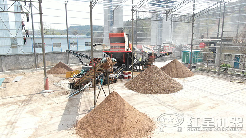 車(chē)載磕沙機(jī)生產(chǎn)機(jī)制砂現(xiàn)場(chǎng)