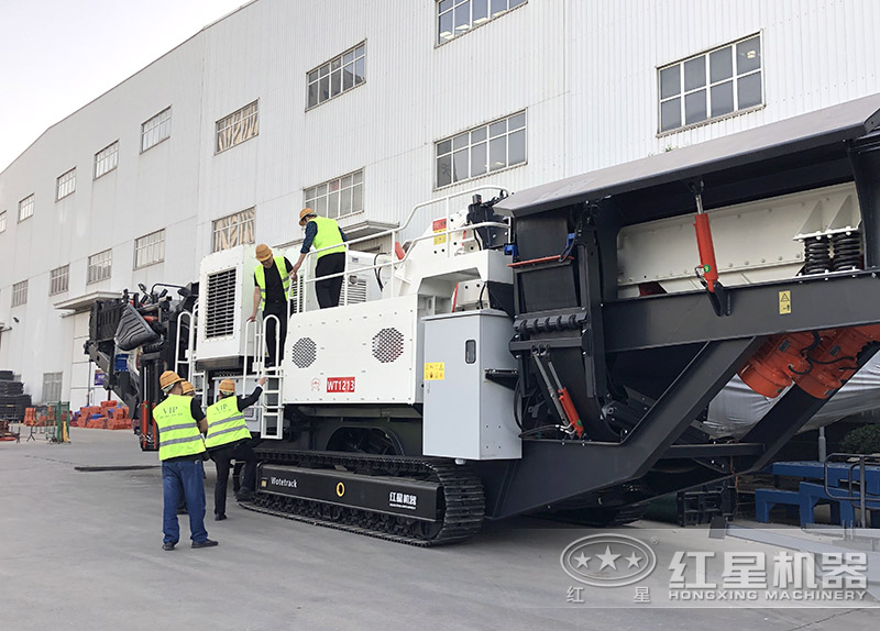 紅星機器移動磚頭粉碎機現(xiàn)貨，用戶實地考察