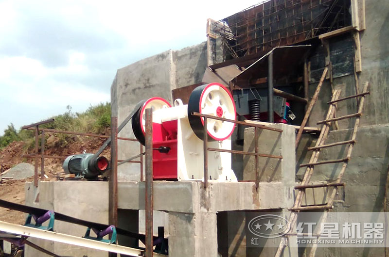 小型破碎機工作現(xiàn)場圖片 小型破碎機工作現(xiàn)場圖片