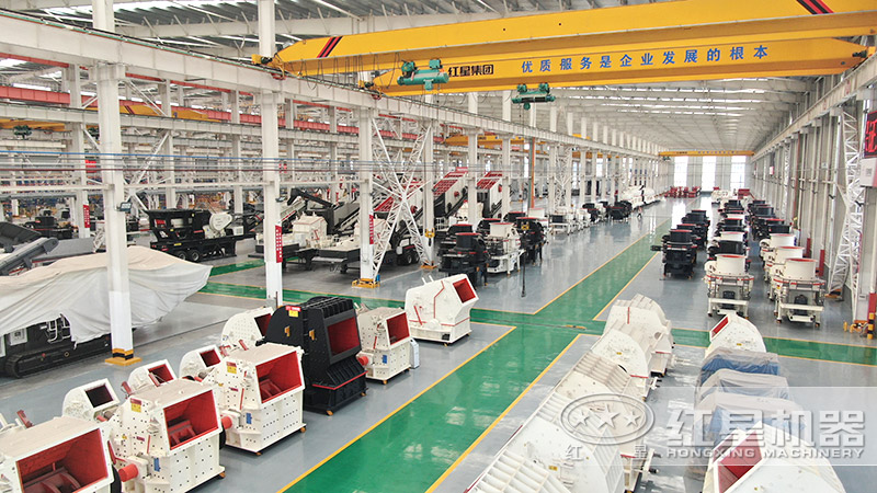 紅星破碎制砂設(shè)備生產(chǎn)車間，設(shè)備種類齊全