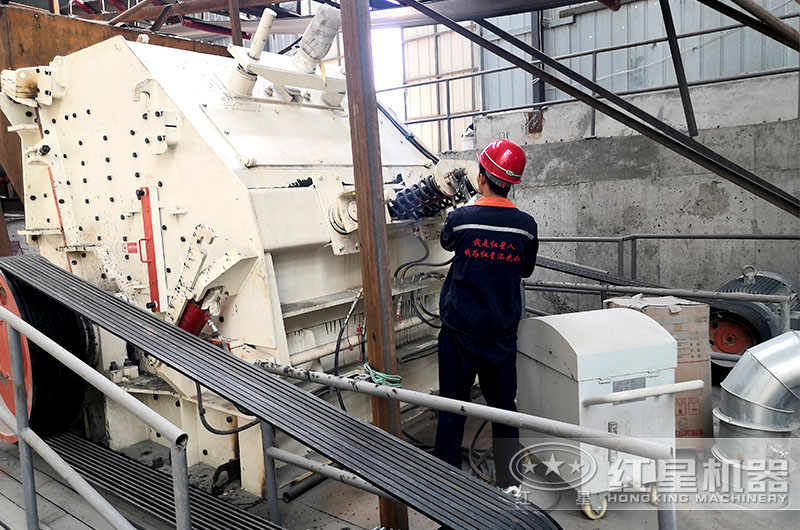 紅星售后人員對(duì)反擊式破碎機(jī)檢修維護(hù) 紅星售后人員對(duì)反擊式破碎機(jī)檢修維護(hù)