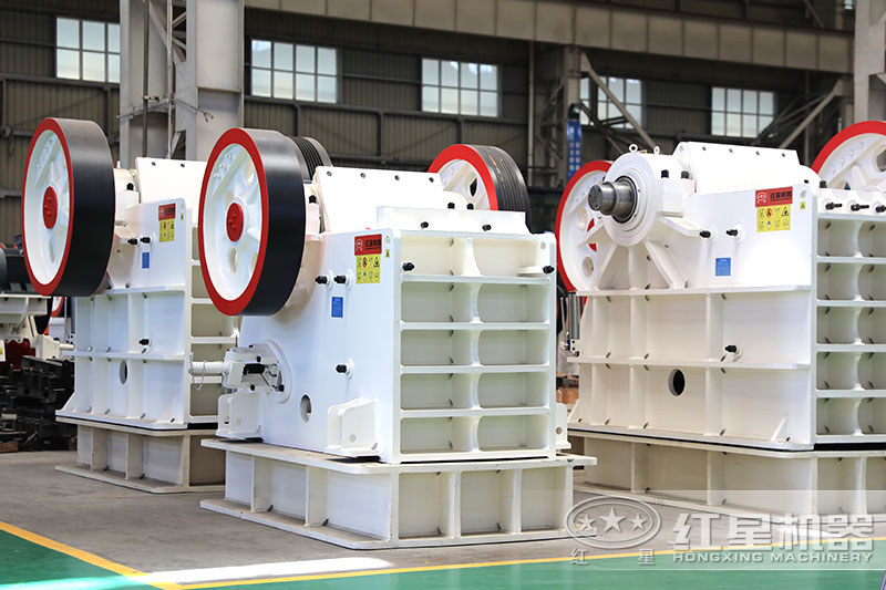 粗碎選用顎式破碎機(jī)，碎石有能力