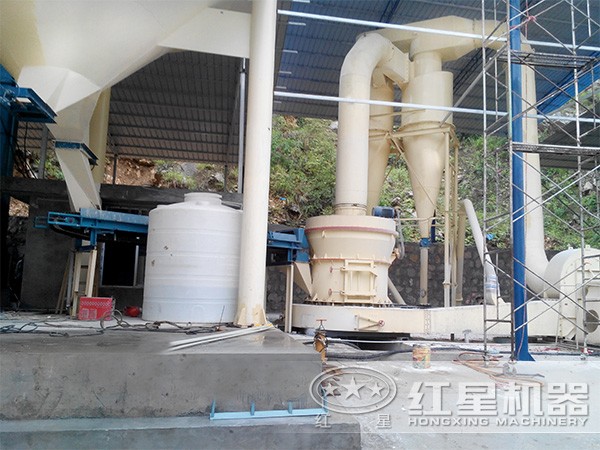 100目閃長巖磨粉機現(xiàn)場圖 100目閃長巖磨粉機現(xiàn)場圖