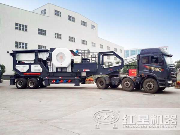 車頭牽引下正在移動的顎式移動破石機 車頭牽引下正在移動的顎式移動破石機