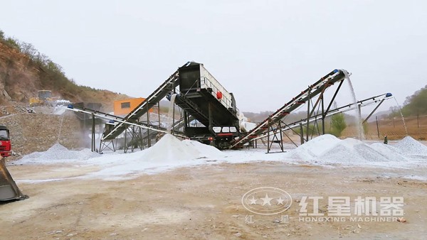 菲律賓車載移動青石破碎制砂機作業(yè)現(xiàn)場 菲律賓車載移動青石破碎制砂機作業(yè)現(xiàn)場