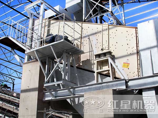 生產(chǎn)線上振動篩特寫 生產(chǎn)線上振動篩特寫