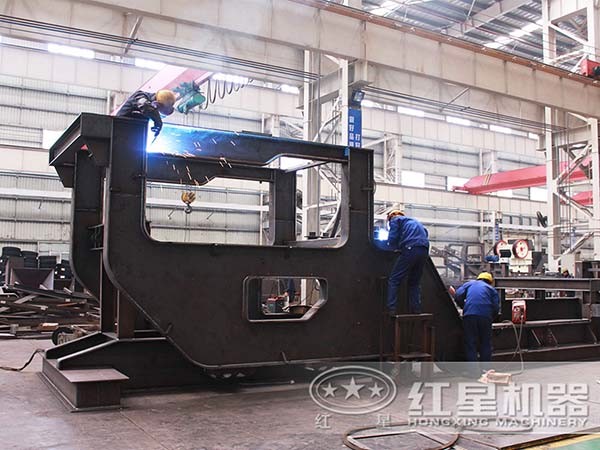 紅星移動(dòng)磕石機(jī)生產(chǎn)車間 紅星移動(dòng)磕石機(jī)生產(chǎn)車間