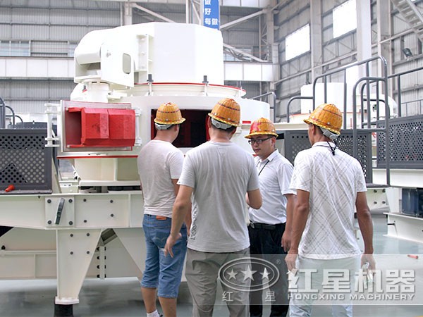 紅星機(jī)器的技術(shù)專家正在對(duì)環(huán)保型制砂機(jī)成品進(jìn)行檢測 紅星機(jī)器的技術(shù)專家正在對(duì)環(huán)保型制砂機(jī)成品進(jìn)行檢測