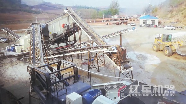 小型移動(dòng)石子破碎機(jī)作業(yè)現(xiàn)場