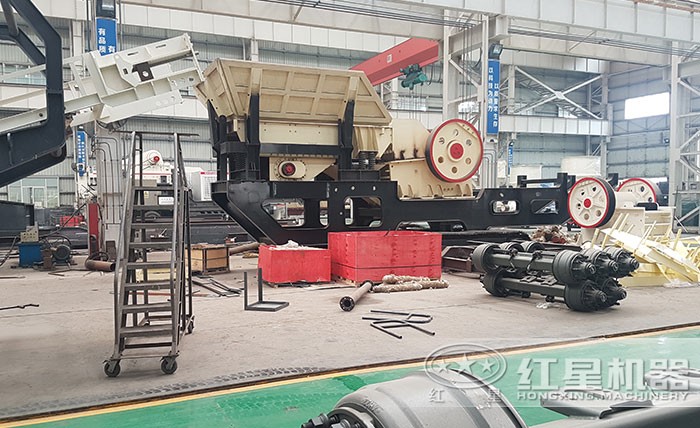 環(huán)保移動軋石機車間圖 環(huán)保移動軋石機車間圖