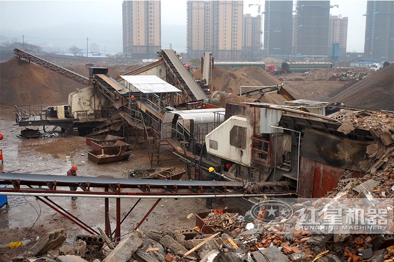 流動式粉碎機在建筑垃圾處理現(xiàn)場