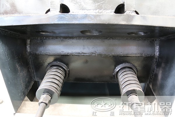 背面過載彈簧細(xì)節(jié)圖 背面過載彈簧細(xì)節(jié)圖