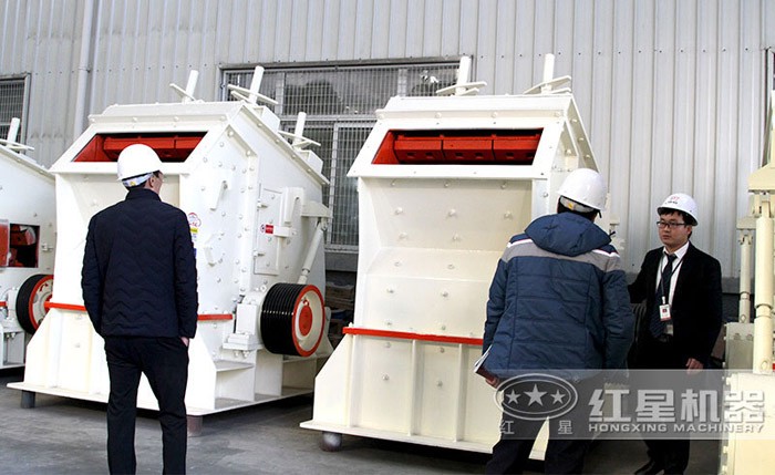 客戶車間參觀反擊式破碎機(jī)