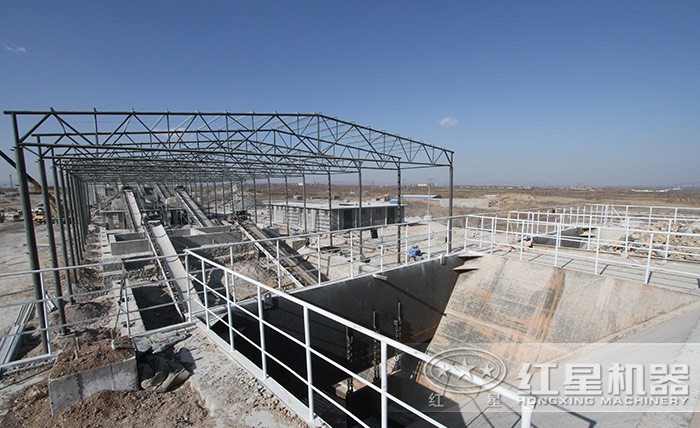 山東環(huán)保型青石破碎生產(chǎn)線現(xiàn)場(chǎng)