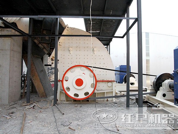 作業(yè)現(xiàn)場(chǎng)的重錘式破碎機(jī) 作業(yè)現(xiàn)場(chǎng)的重錘式破碎機(jī)