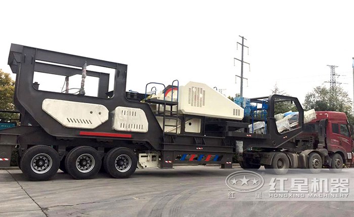 建筑垃圾破碎機(jī)搭載車頭開(kāi)著走