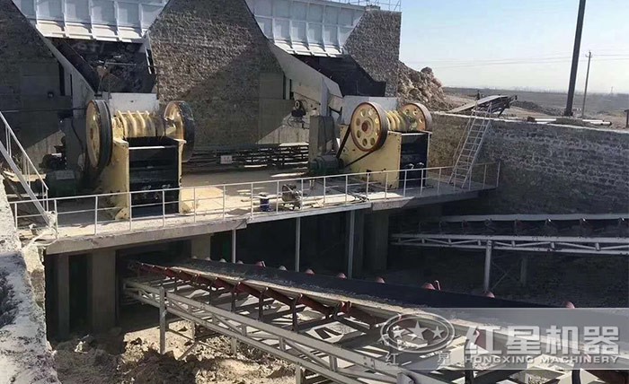 顎式破碎機(jī)用作石頭的粗碎，現(xiàn)場(chǎng)實(shí)拍