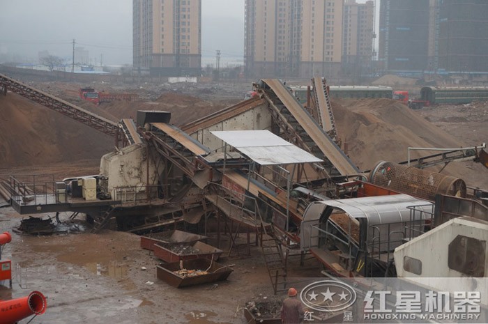 廢舊水泥塊移動(dòng)式粉碎機(jī)工作現(xiàn)場(chǎng) 廢舊水泥塊移動(dòng)式粉碎機(jī)工作現(xiàn)場(chǎng)