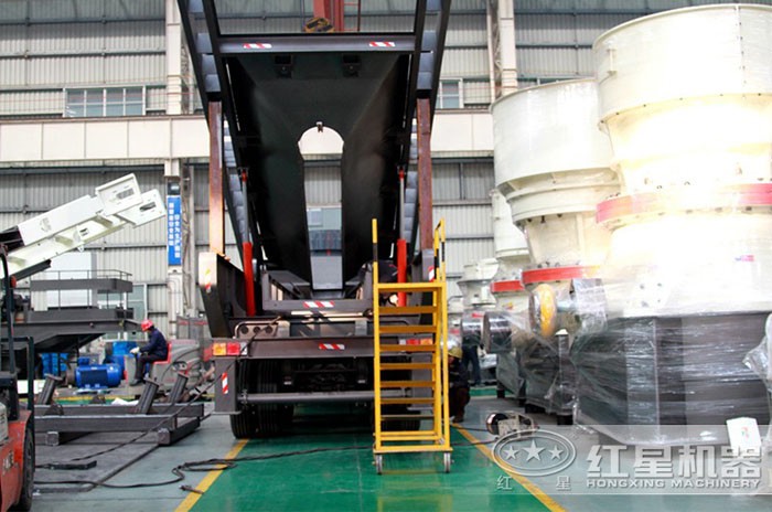 大型車載式制砂機(jī)給料口細(xì)節(jié) 大型車載式制砂機(jī)給料口細(xì)節(jié)