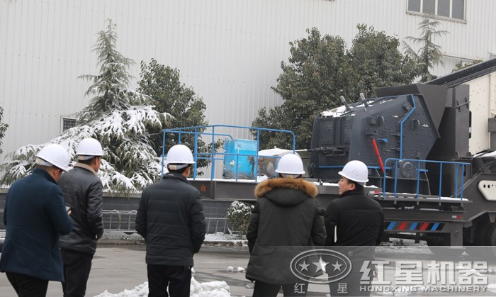 紅星技術(shù)人員講解移動小型石子機