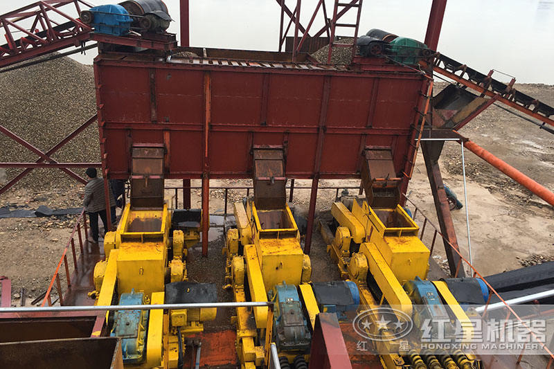 石頭破碎現(xiàn)場(chǎng)，配置對(duì)輥破三臺(tái)