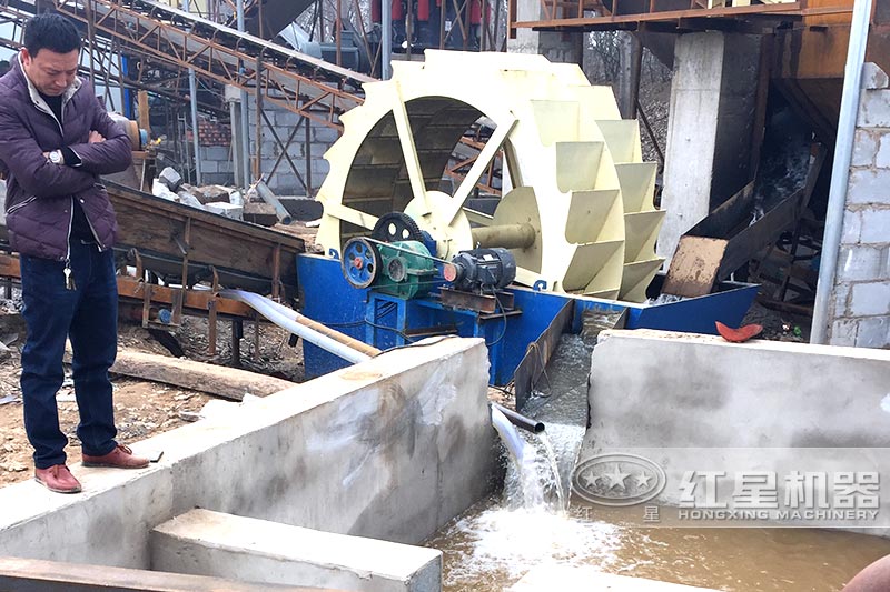 設(shè)置蓄水池，加入絮凝劑可實(shí)現(xiàn)水循環(huán)，環(huán)保