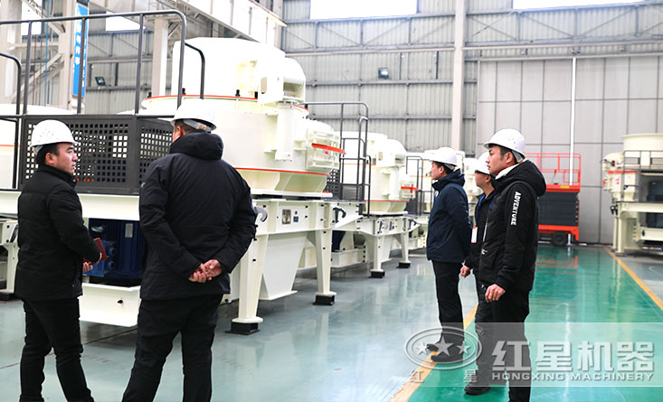 紅星石子制砂機廠區(qū)內(nèi)，客戶正在參觀