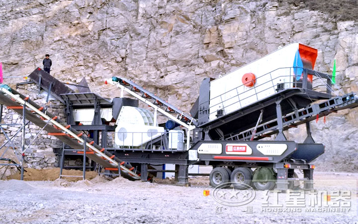 輪式自行重錘式破碎機(jī)械車作業(yè)現(xiàn)場(chǎng)，山東客戶，時(shí)產(chǎn)120噸