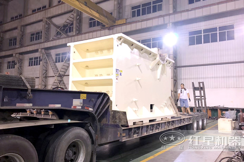 時產(chǎn)550噸顎式破碎機發(fā)貨