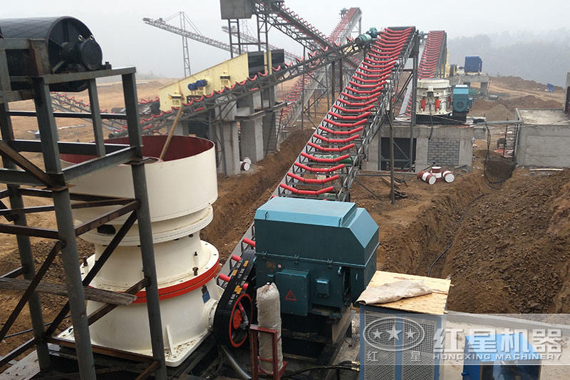搭配顎破+2臺(tái)圓錐破的成套砂石料生產(chǎn)線(xiàn)現(xiàn)場(chǎng)