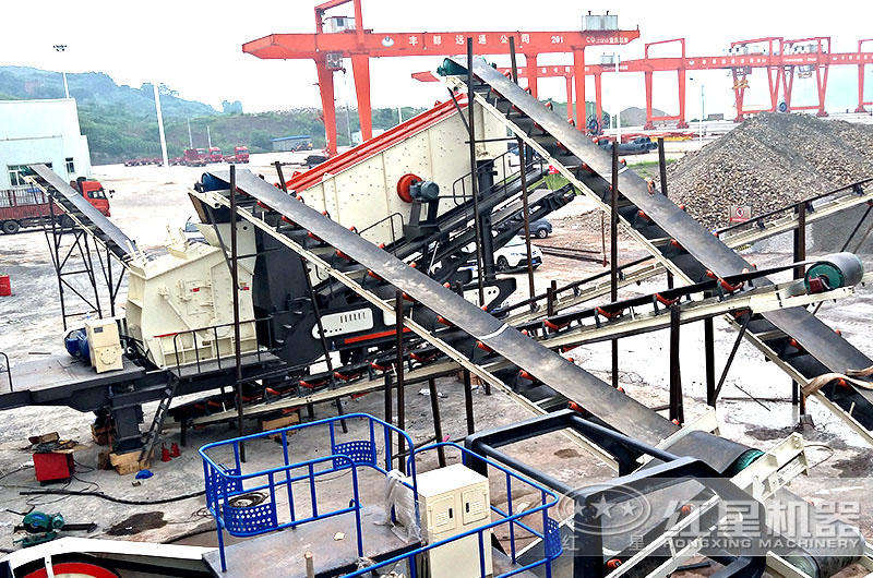 移動式制砂生產(chǎn)線設(shè)備掛上車頭就能跑，便于轉(zhuǎn)場