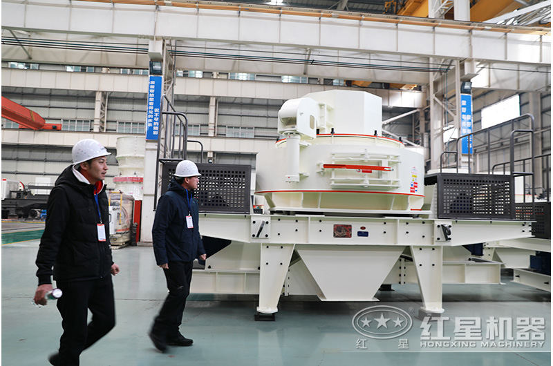 用戶參觀打細(xì)沙機(jī)器車間，對(duì)紅星設(shè)備贊不絕口