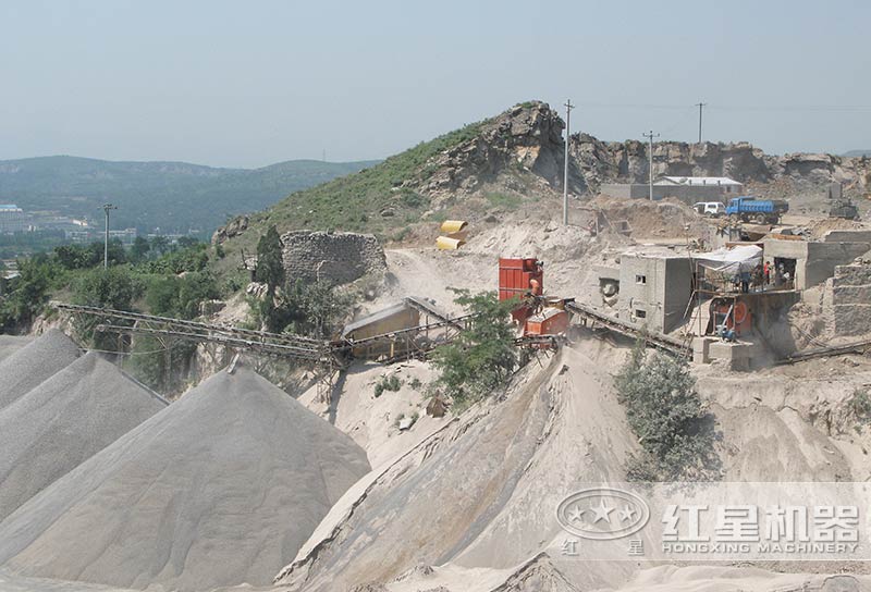 正在生產(chǎn)不同規(guī)格成品的沙場