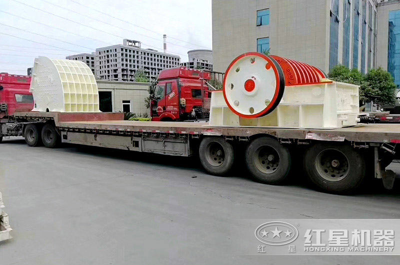 小型破碎機裝車完畢，等待發(fā)貨