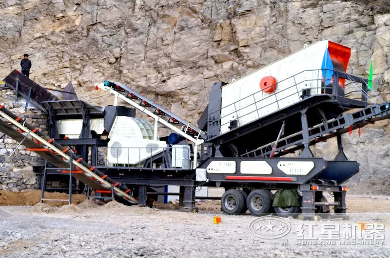 輪胎式單機組合移動式破碎機現(xiàn)場，時產(chǎn)量100噸左右