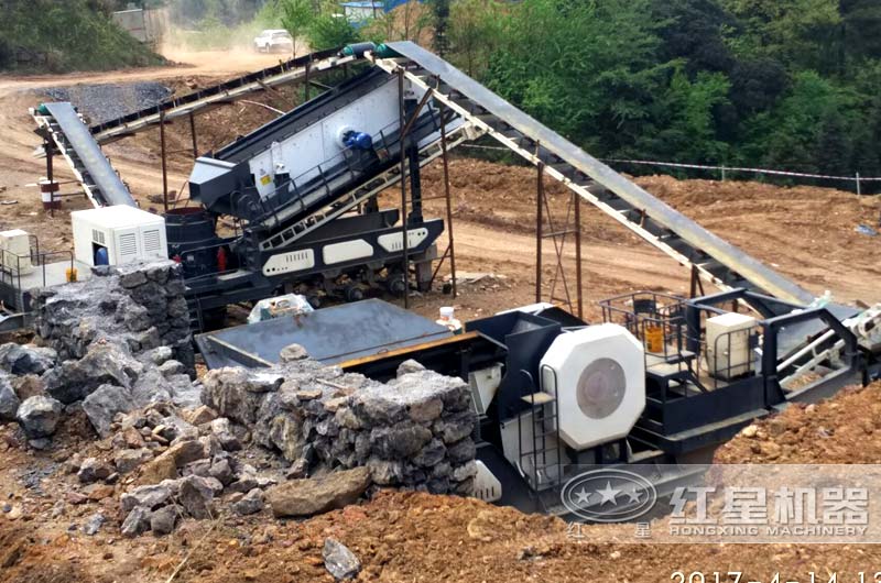 輪式移動(dòng)破碎站作業(yè)現(xiàn)場(chǎng)，移動(dòng)顎式破碎站和移動(dòng)反擊破雙機(jī)器搭配完成粗碎和細(xì)碎作業(yè)