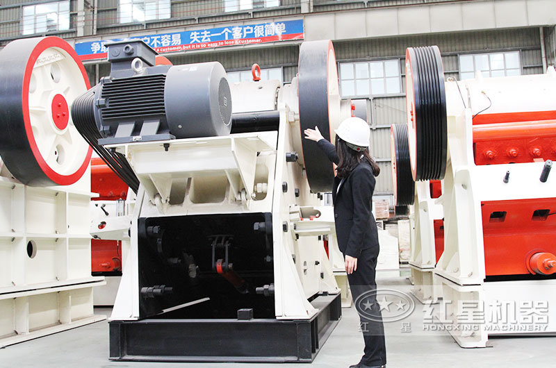 鄂式破石機進料口大，破碎腔深