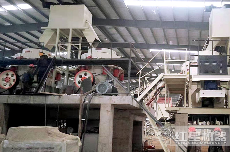 人工制砂生產(chǎn)現(xiàn)場(chǎng)