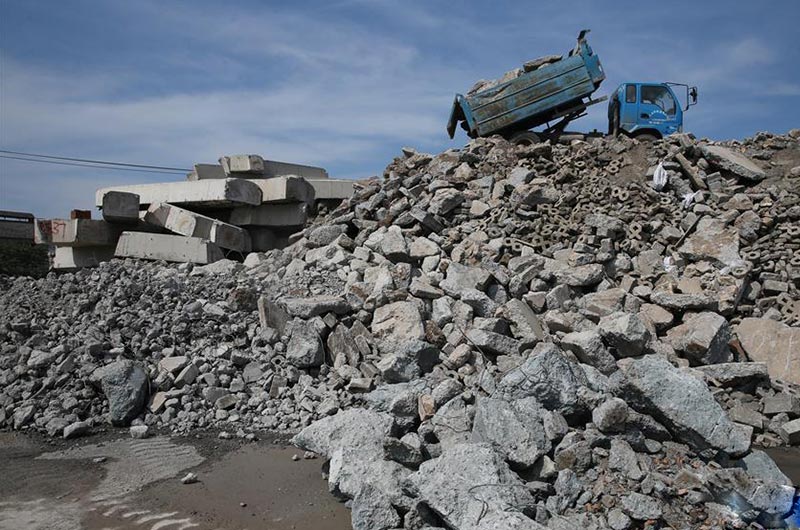 堆積如山的廢棄磚渣、磚塊