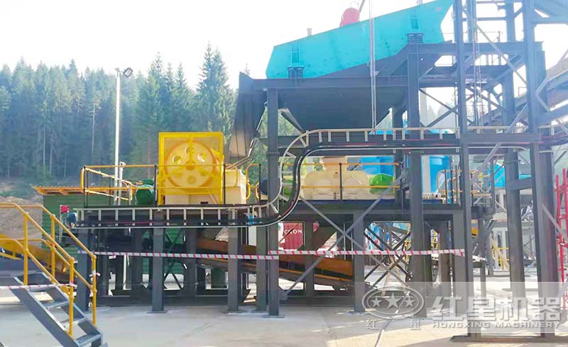 輥壓破碎機(jī)工作現(xiàn)場(chǎng)