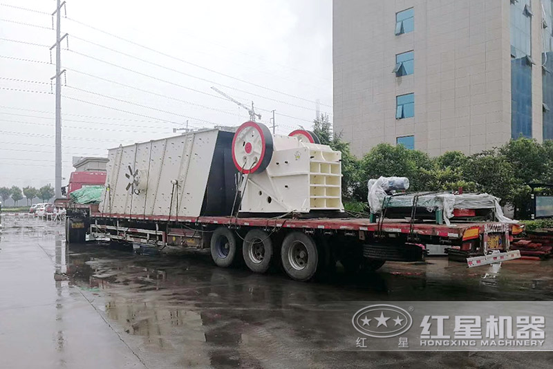 69顎式破碎機(jī)裝車發(fā)貨