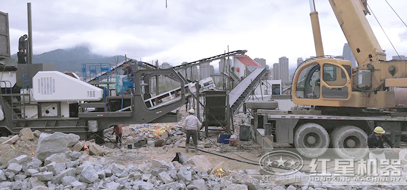 輪胎移動破碎機作業(yè)現場